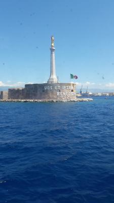 die Ausfahrt aus dem Hafen von Messina